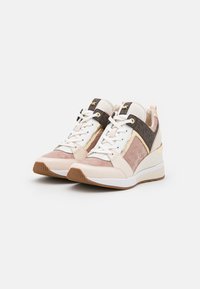 Sneaker con zeppa in un mix di materiali beige, rosa e marrone scuro, con dettagli dorati e un motivo a logo testurizzato sui lati.
