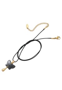Sort sommerfugle vedhæng halskæde med en gylden dråbeaccent. Har justerbar sort snor og gyldent hardware, tekstureret lobsterlås og kæde.