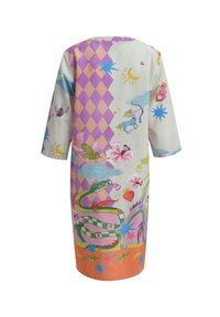 Bunte Satinrobe mit verspielten Motiven von Schlangen, Einhörnern, Vögeln und Blumen vor einem hellen Hintergrund mit geometrischen Akzenten.