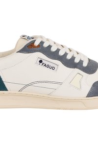 Sneaker bianca con accenti grigi e dettagli verdi. Realizzata in pelle, con lacci rotondi, toppa con il logo e suola testurizzata.