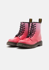 Różowe lakierowane botki za kostkę z czarnymi sznurowadłami, brokatową gumową podeszwą i żółtą pętelką z logo; błyszczące wykończenie z efektem ombre.