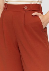 QS WIDE  - Broek - rostrot