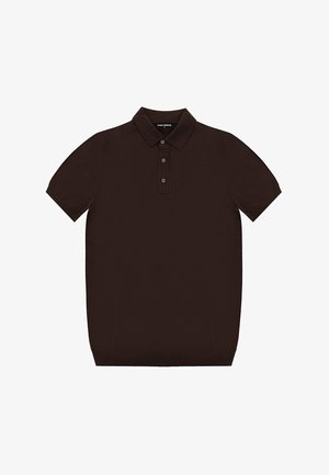 Ciemnobrązowa koszulka polo z krótkim rękawem, trzema guzikami i kołnierzykiem, rozłożona na białym tle.