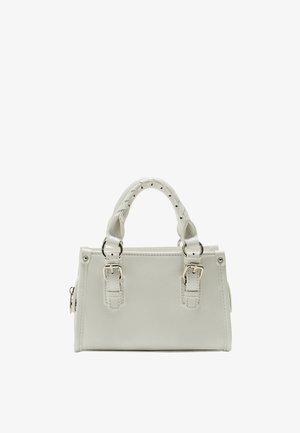 Bílá kabelka z hladké kůže se dvěma propletenými držadly nahoře a stříbrnými kovovými doplňky. Obsahuje akcenty s přezkami a má strukturovaný tvar.