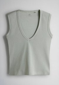 Top de punto acanalado sin mangas en gris claro con escote en V profundo y silueta ajustada, colocado plano sobre una superficie blanca.