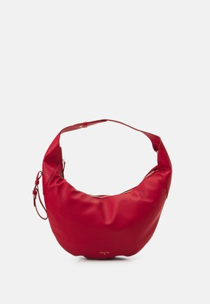 Bolso de hombro de cuero rojo con forma de media luna, con correa ajustable y cierre superior con cremallera, exhibido sobre un fondo claro y liso.