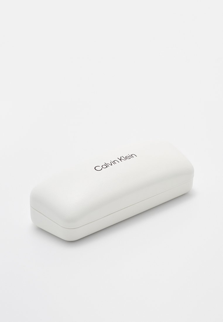 Funda dura rectangular blanca con bordes redondeados, superficie texturizada y el logo negro de "Calvin Klein" impreso en la parte superior.