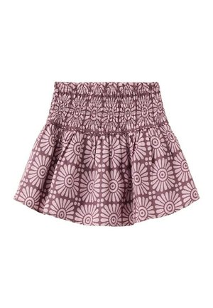 Jupe violette avec une large ceinture smockée et un motif floral rose clair, ourlet évasé et texture de tissu douce.