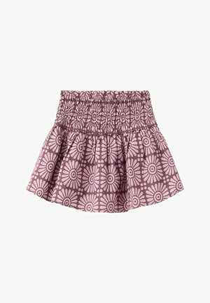 Jupe violette avec une large ceinture smockée et un motif floral rose clair, ourlet évasé et texture de tissu douce.