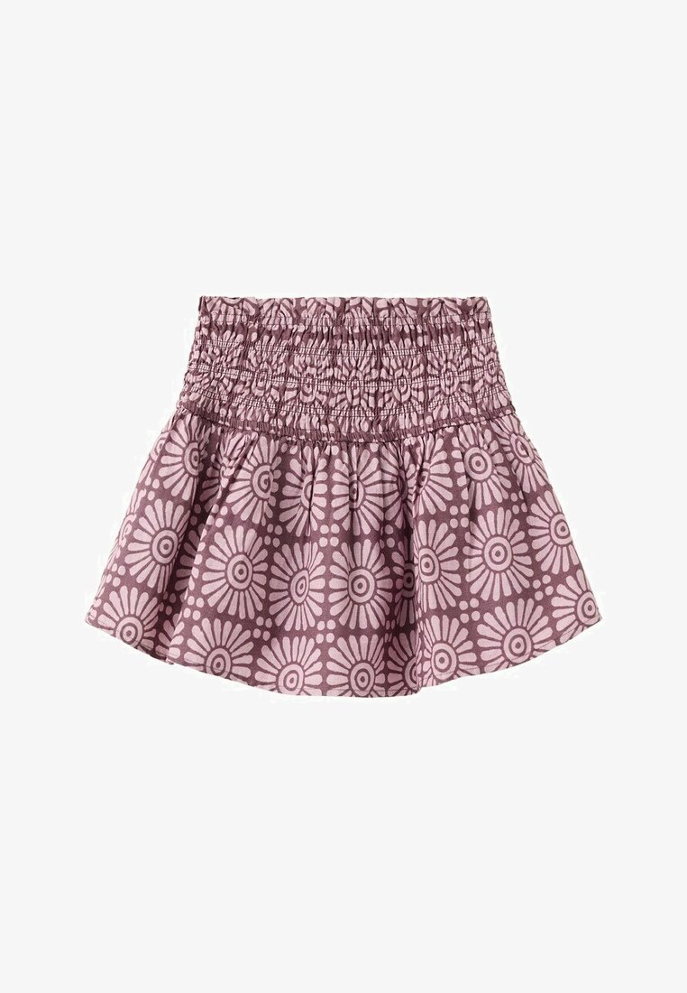 Jupe violette avec une large ceinture smockée et un motif floral rose clair, ourlet évasé et texture de tissu douce.