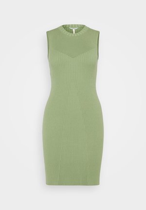 Abito smanicato a coste di colore verde chiaro. Silhouette aderente con collo alto e design strutturato. Tessuto liscio con righe verticali.