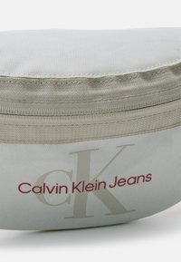 Calvin Klein Jeans SPORT ESSENTIALS WAISTBAG UNISEX - Diržinis krepšelis - icicle