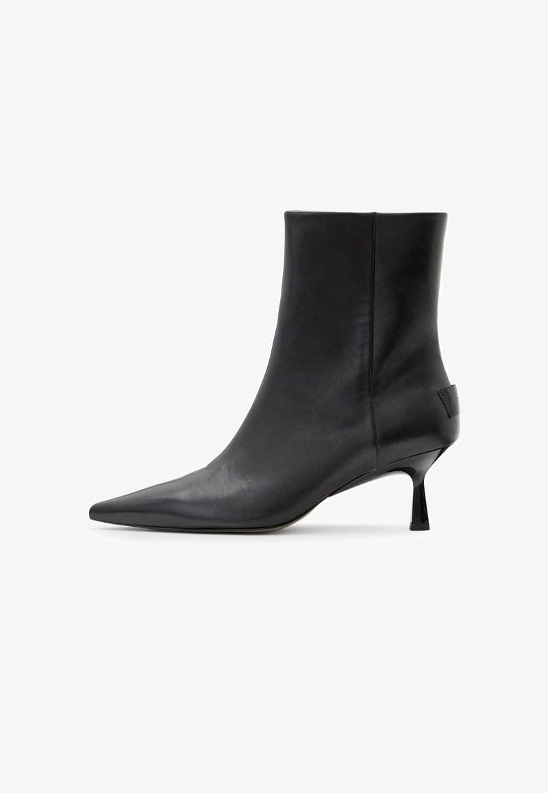 Mustat nahka ankle-bootit, joissa on terävä kärki ja hoikka, kiiltävä korko. Sileä pinta, minimalistinen muotoilu ja ei näkyviä kiinnitysdetaileja.
