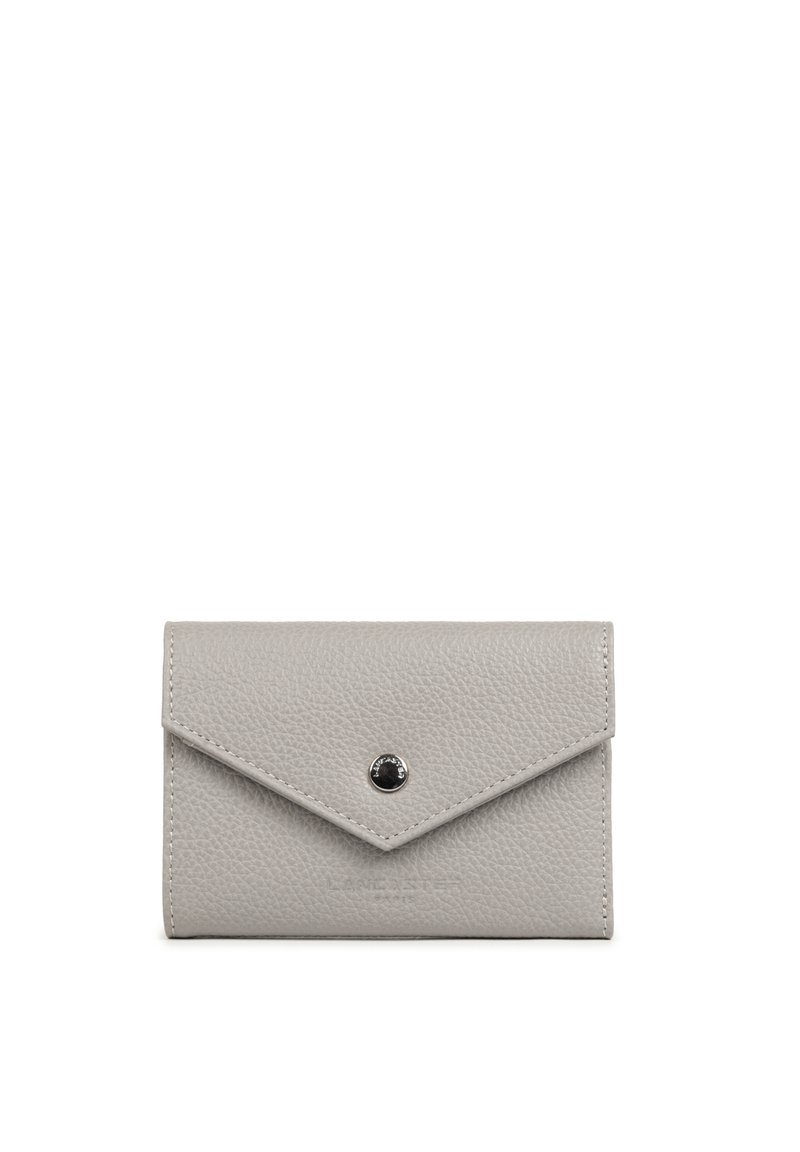Portefeuille en cuir texturé gris avec un rabat triangulaire et une fermeture à bouton-pression en argent, montré fermé sur un fond blanc.