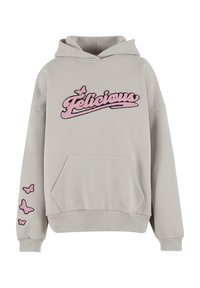 Svijetlosiva hoodie sa prednjim džepom, s ružičastim izvezenim tekstom "Felicious" i dizajnom leptira na rukavima. Mekani materijal, opušteni kroj.