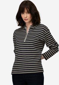 Polo a maniche lunghe con righe orizzontali blu navy e crema, una zip a tre quarti e un design del colletto classico.