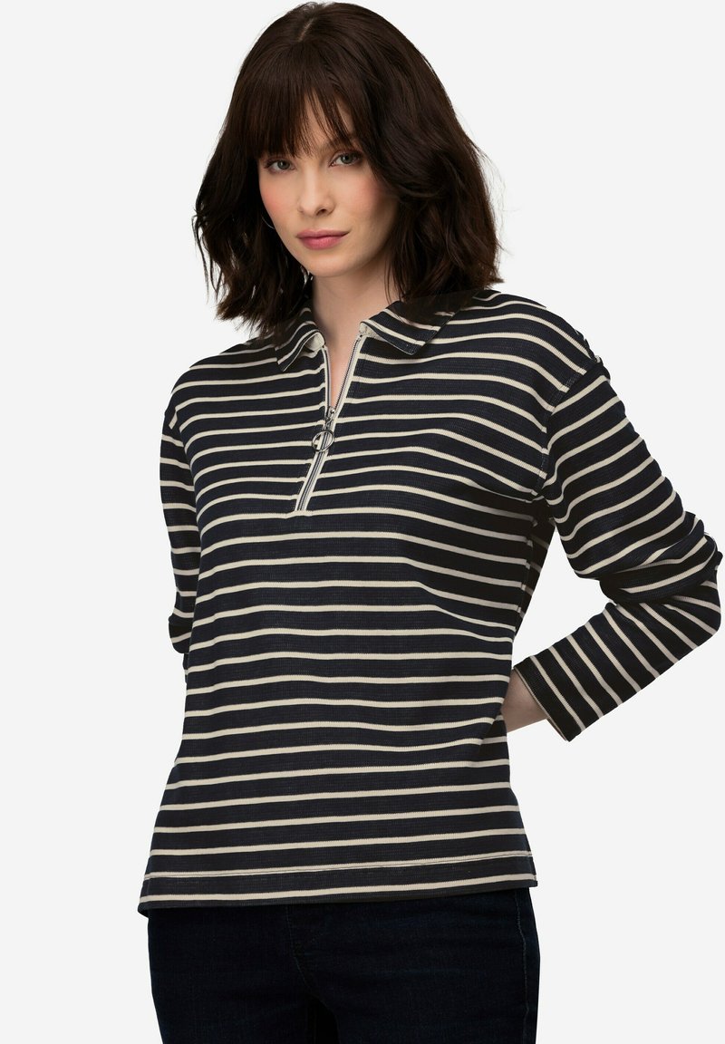 Polo a maniche lunghe con righe orizzontali blu navy e crema, una zip a tre quarti e un design del colletto classico.