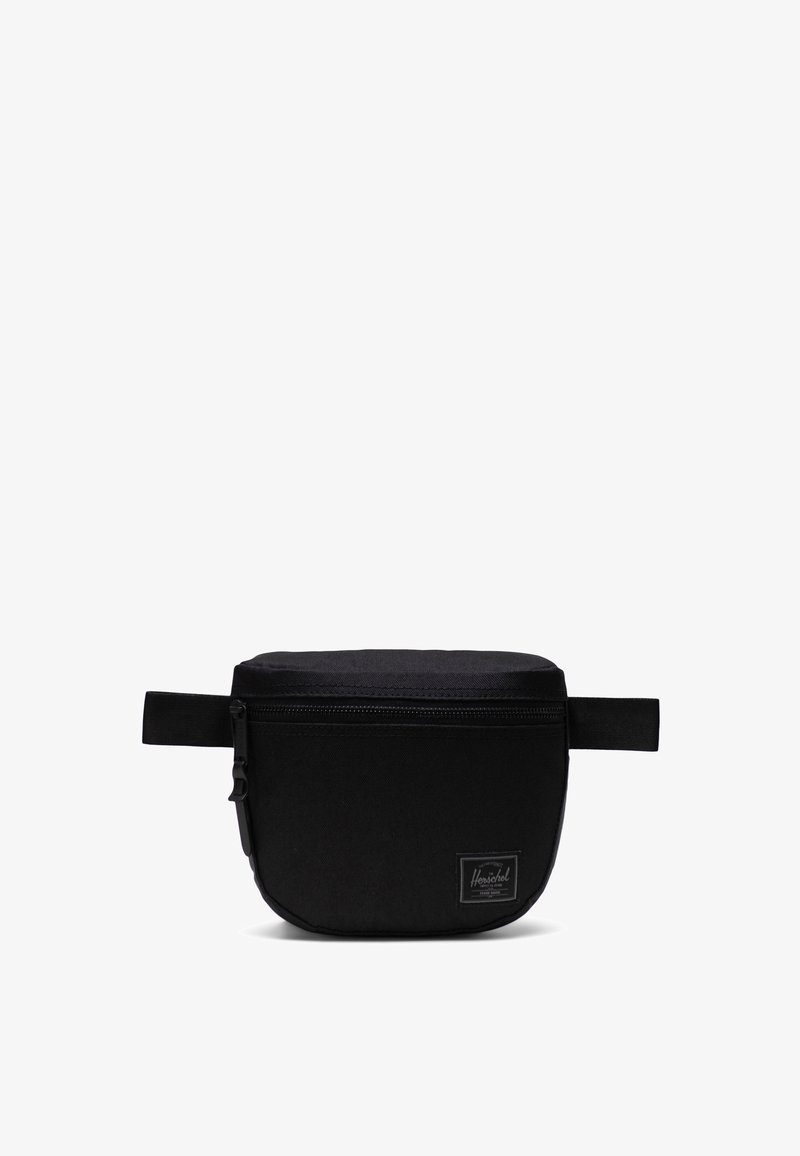 Marsupio nero in nylon con chiusura a zip, forma arrotondata e tracolla laterale. Presenta una piccola etichetta con logo sulla parte anteriore. Tessuto strutturato.