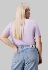 Calvin Klein Jeans PLUS EMBRO BADGE REGULAR TEE - Basic póló - pastel lilac