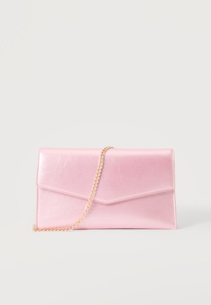 Lichtroze rechthoekige clutch met envelopflap en een dun gouden schouderriempje tegen een effen achtergrond.