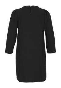 Vestido negro con mangas de tres cuartos, tela texturizada, espalda con abertura en forma de llave y borde decorativo a los lados. Diseño casual y de corte holgado.