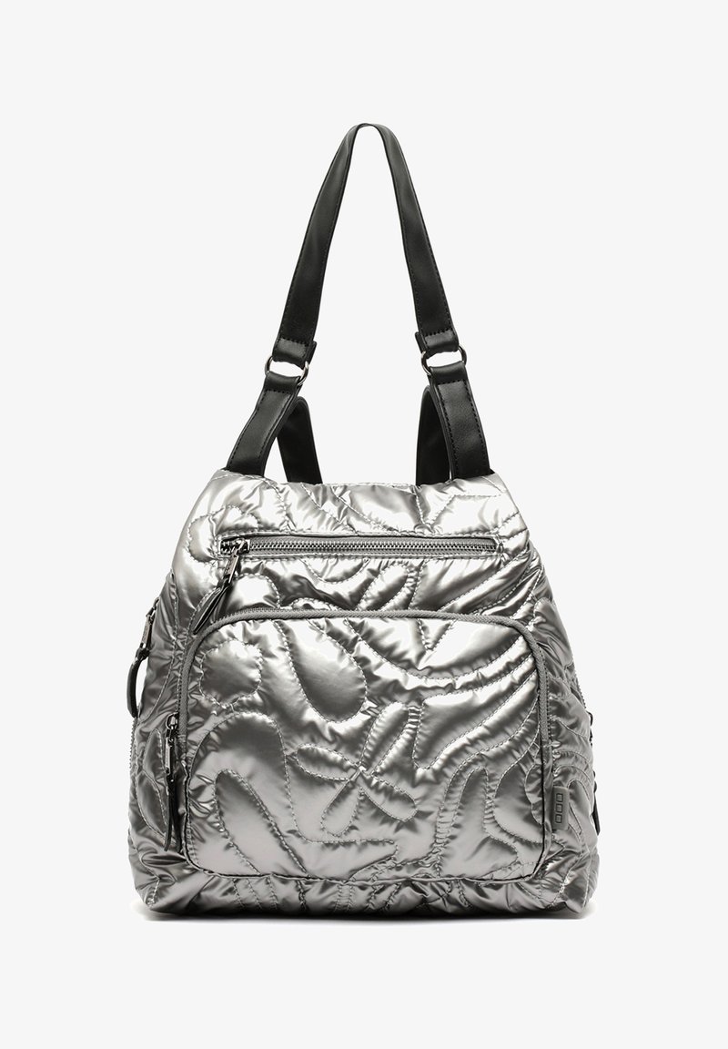 Sac à dos matelassé argent avec des bretelles noires, des poches zippées à l’avant et sur les côtés, et un motif de couture abstrait subtil.