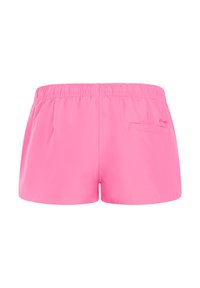Pantalones cortos de color rosa brillante con cintura elástica y un pequeño bolsillo trasero en el lado derecho sobre un fondo blanco.