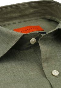 Groene linnen shirtkraag met witte knopen. Heeft een oranje label met "SUITABLE" en een gestructureerde stof.