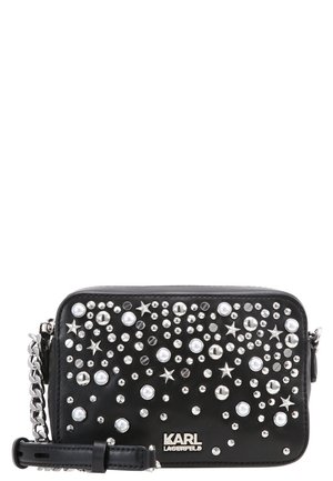 Czarna torebka na ramię Karl Lagerfeld ozdobiona srebrnymi ćwiekami, perłami, gwiazdkami i łańcuszkowym paskiem.