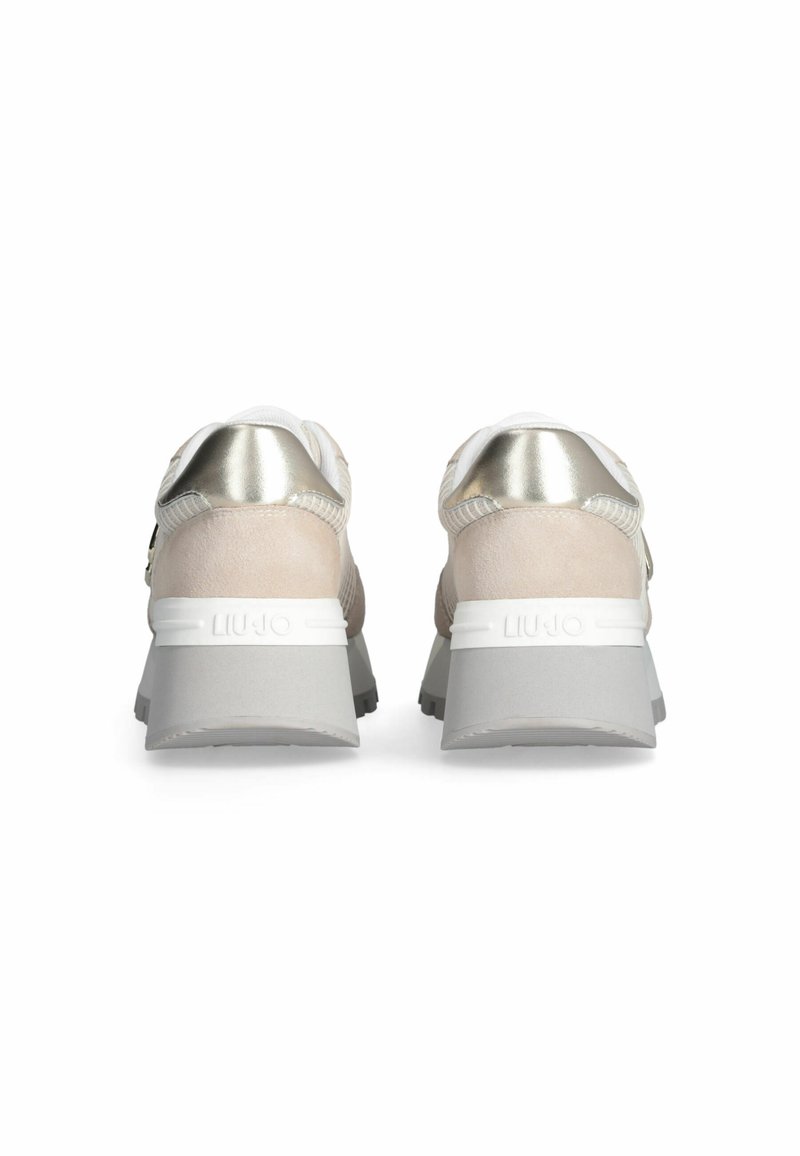 Sneaker mit beigem Wildleder hinten und metallischen goldenen Akzenten. Verfügt über eine weiße Zwischensohle und eine graue Außensohle, die weiche Texturen und ein elegantes Design kombiniert.