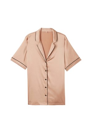 Chemise de pyjama en satin doux rose pâle avec des manches courtes, passepoil noir le long du col et des poignets, et fermeture à boutons à l'avant.