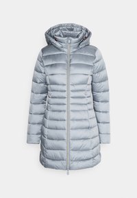 Chaqueta puffer larga acolchada de color azul claro con capucha, cremallera frontal completa y costuras horizontales.