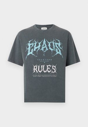 Tamsiai pilka trumpomis rankovėmis marškinėliai su mėlynu stilingu užrašu „FLAVOR“ ir balta „RULES“ tekstu, mažesniu tekstu apačioje, priekinės dalies centre dizainas.