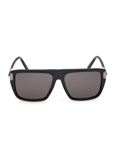 Gafas de sol rectangulares negras con montura gruesa y lentes tintados oscuros, diseñadas con detalles metálicos cerca de las bisagras.
