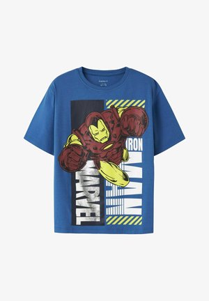 T-shirt bleu à manches courtes avec un graphisme d'Iron Man en train de voler vers l'avant et le texte "MARVEL IRON MAN" en blanc avec des accents jaunes.