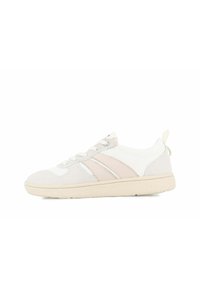Sneaker bianchi e rosa chiaro con suola in gomma testurizzata, parte superiore in suede e mesh, e tre strisce orizzontali sui lati.