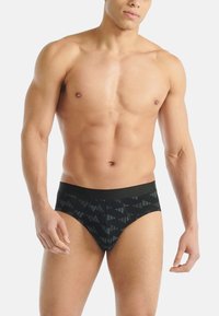 Czarne bawełniane majtki z geometrycznym, tonowanym wzorem i szerokim pasem. Charakteryzują się dopasowaniem i gładką fakturą.