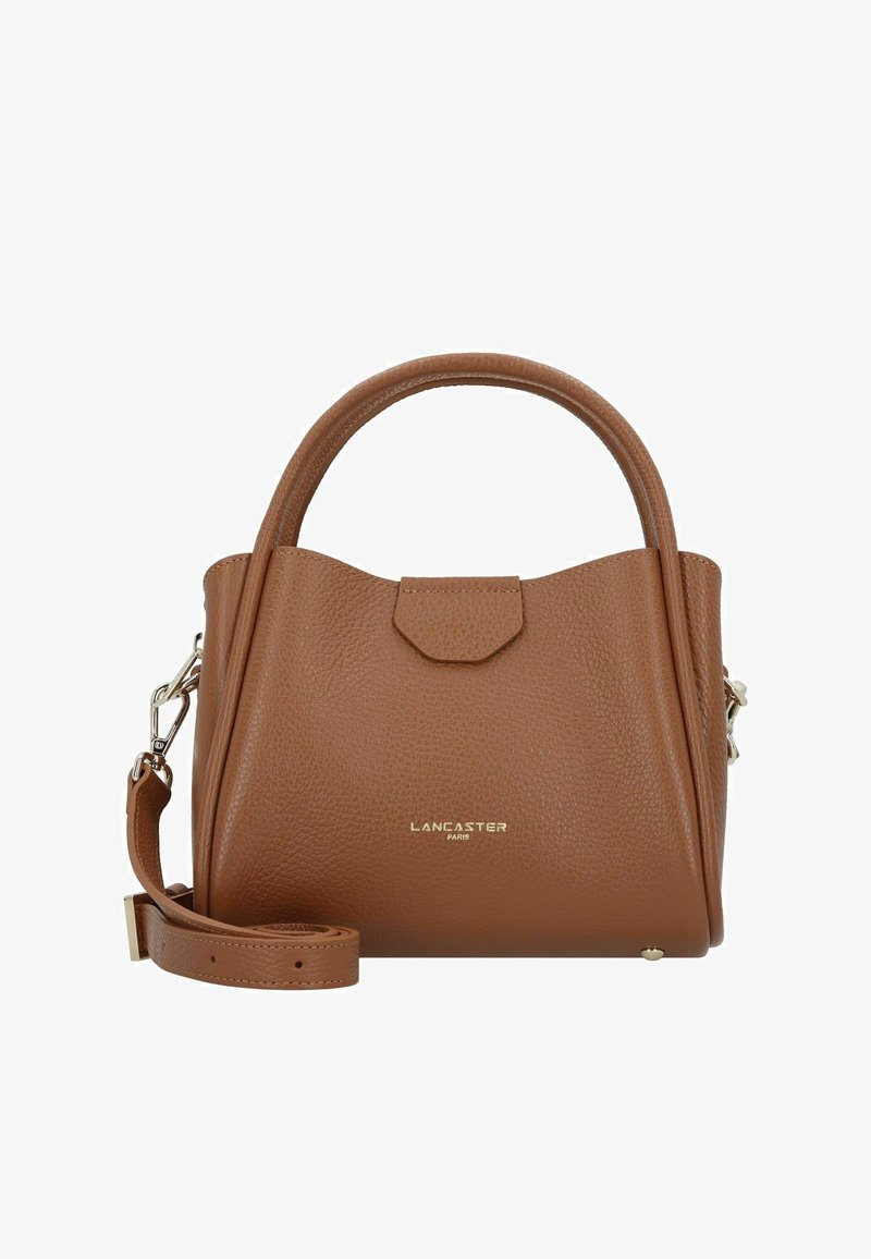 Sac à main en cuir marron avec une finition texturée, une forme structurée, deux poignées courtes et une bandoulière amovible. Détails du logo en or.