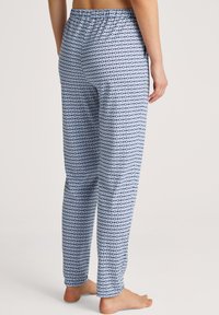 Blauwe gestreepte pyjamabroek met een relaxte pasvorm, een elastische tailleband en een herhalend geometrisch ontwerp in donkerdere tinten.