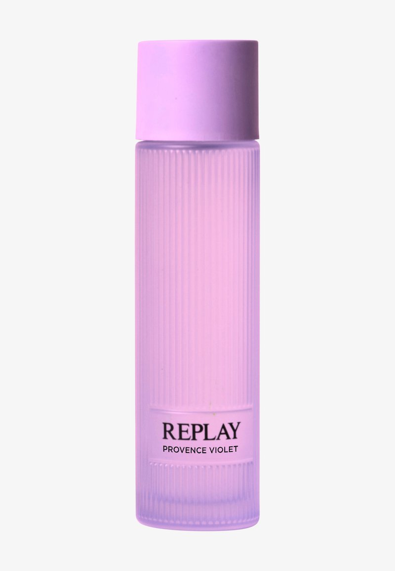 Lilla gradientflaske med ribbet tekstur, sylinderformet, og et glatt lokk. Etiketten har "REPLAY" og "PROVENCE VIOLET" i svart.