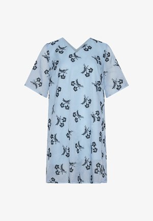 Svetlomodré šaty s výstrihom do V a krátkymi rukávmi, zdobené čiernym kvetinovým vzorom rovnomerne roztrúseným po celej látke.