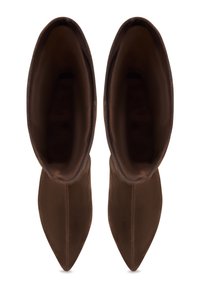 Botines de ante marrón con punta afilada, textura suave y detalles mínimos. El interior es de color marrón oscuro, mostrando un diseño sin costuras.