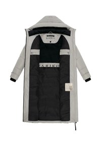 Cappotto lungo imbottito di colore grigio chiaro con interno foderato di nero. Presenta un cappuccio, polsini a costine e un'etichetta cucita nella fodera interna.