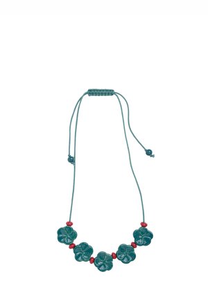 Tyrkysový náhrdelník s korálikmi, obsahujúci päť lesklých príveskov v tvare kvetov, medzi ktorými sú červené okrúhle koráliky a nastaviteľný uzlovaný šnúrka.