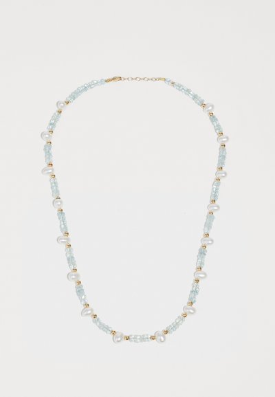 Κολιέ με εναλλασσόμενους συστάδες από ανοιχτό μπλε χάντρες, λευκά μαργαριτάρια και μικρές χρυσές χάντρες, ασφαλισμένο με χρυσό κούμπωμα.