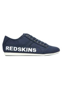 Sneaker in tela blu con il testo bianco "REDSKINS", punta rotonda, chiusura con lacci e suola in gomma bianca. Design semplice con texture liscia.