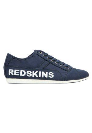Baskets en toile marine avec le texte blanc "REDSKINS", bout rond, fermeture à lacets et semelle en caoutchouc blanche. Design simple avec une texture lisse.