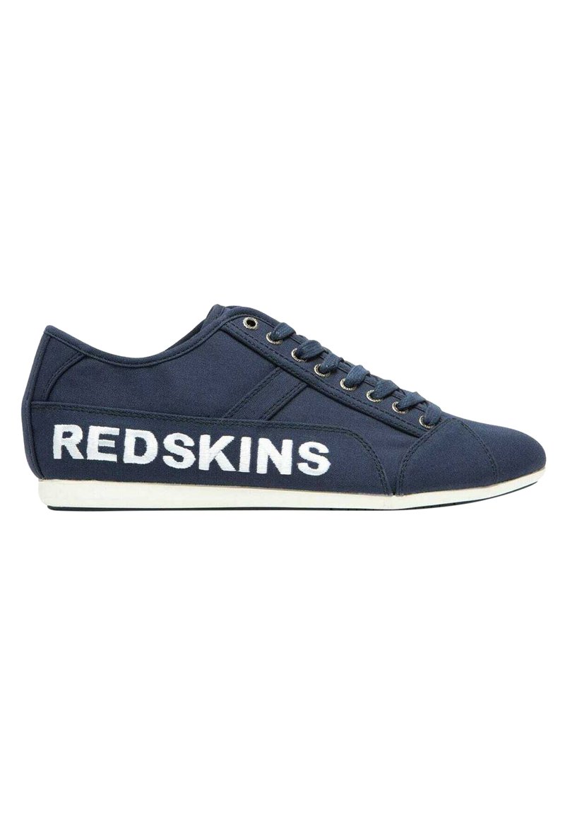 Sneaker in tela blu con il testo bianco "REDSKINS", punta rotonda, chiusura con lacci e suola in gomma bianca. Design semplice con texture liscia.