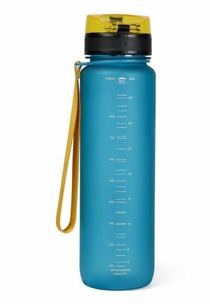 Botella de agua azul de 1000 ml con tapa abatible amarilla y correa para llevar, marcada con líneas de medida en mililitros y onzas.