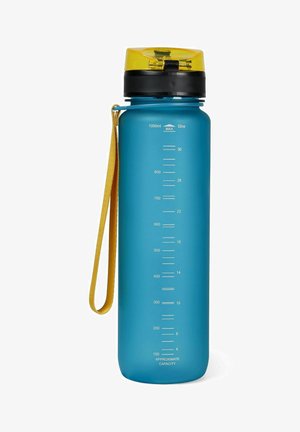 Botella de agua azul de 1000 ml con tapa abatible amarilla y correa para llevar, marcada con líneas de medida en mililitros y onzas.